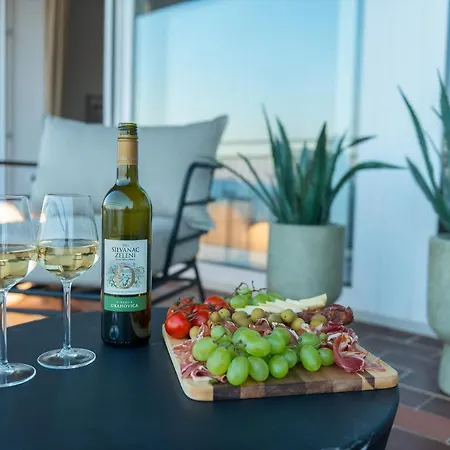 Апартаменты Premium With Beautiful Sea View, Short Walk To The Sea Опатия